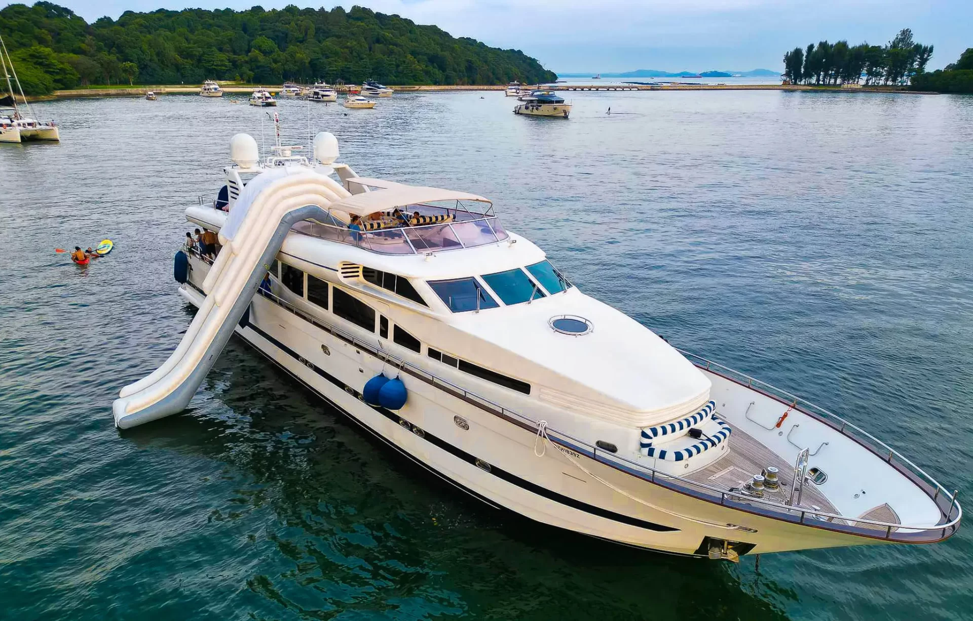 how much to rent a yacht in singapore